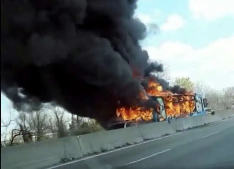 scuolabus in fiamme a san donato milanese 11