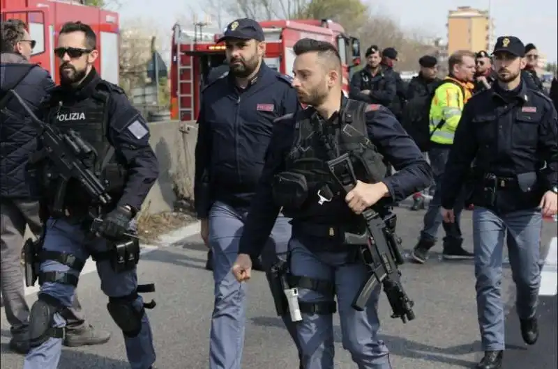 scuolabus in fiamme a san donato milanese 3