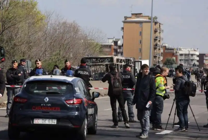 scuolabus in fiamme a san donato milanese 6