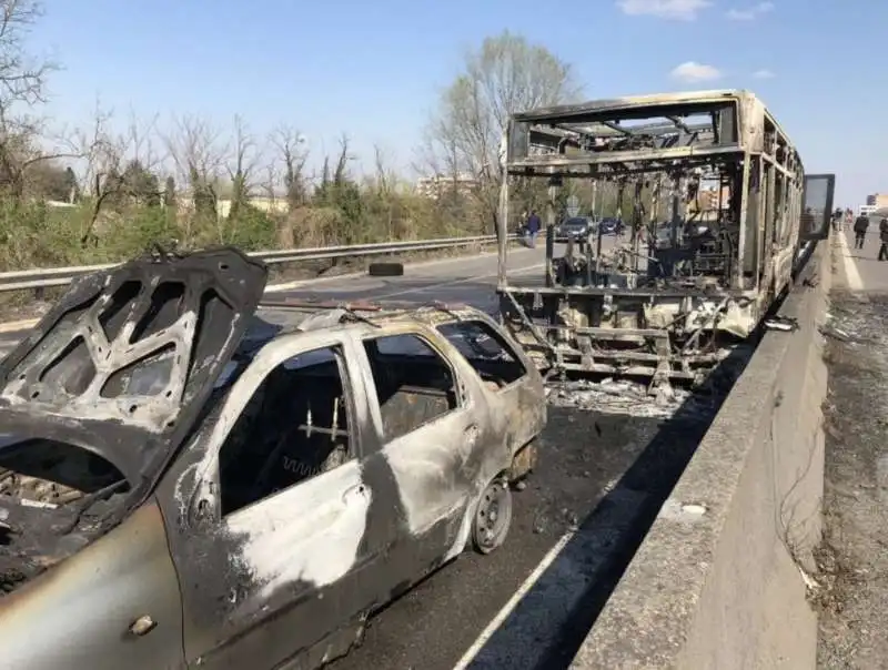 scuolabus in fiamme a san donato milanese 9