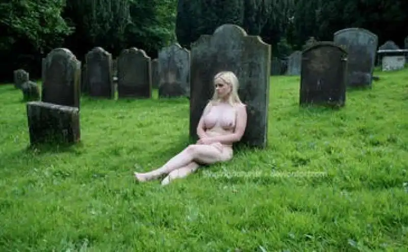 sesso al cimitero 4