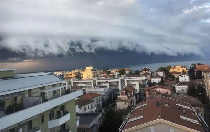 shelf cloud   la nuvola a forma di mensola a pescara 2