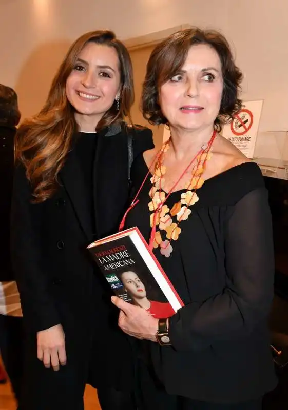 sofia bettiza con la madre laura laurenzi