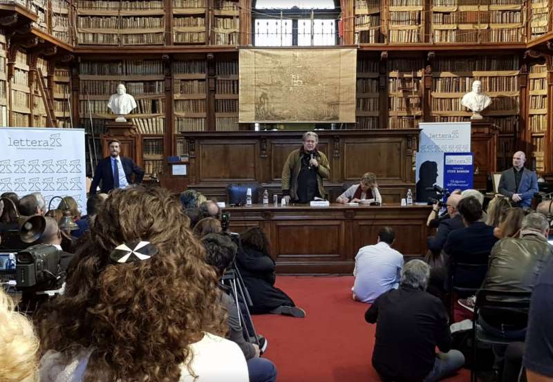 steve bannon alla biblioteca angelica di roma 3