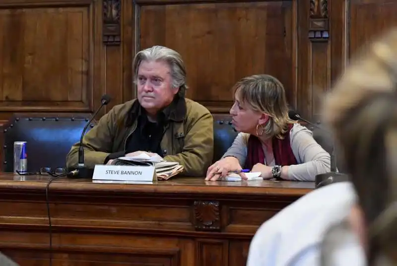 steve bannon con l interprete