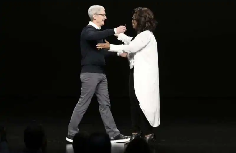 tim cook e oprah winfrey alla presentazione di apple tv+