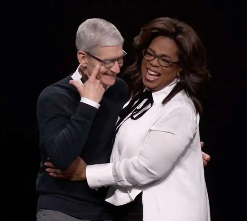 tim cook e oprah winfrey alla presentazione di apple tv+ 3