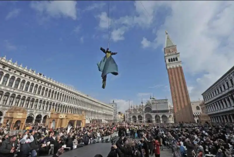 volo dell'aquila   carnevale di venezia 