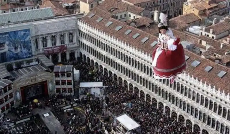 volo dell'aquila   carnevale di venezia. 