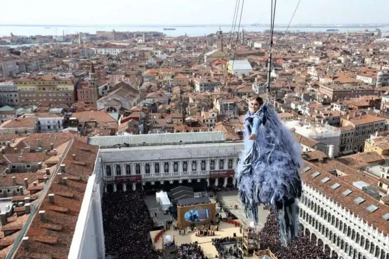 volo dell'aquila   carnevale di venezia