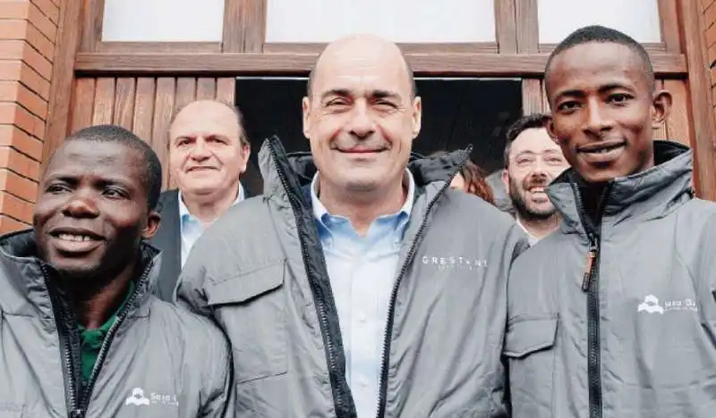 ZINGARETTI TRA DUE RAGAZZI DI COLORE