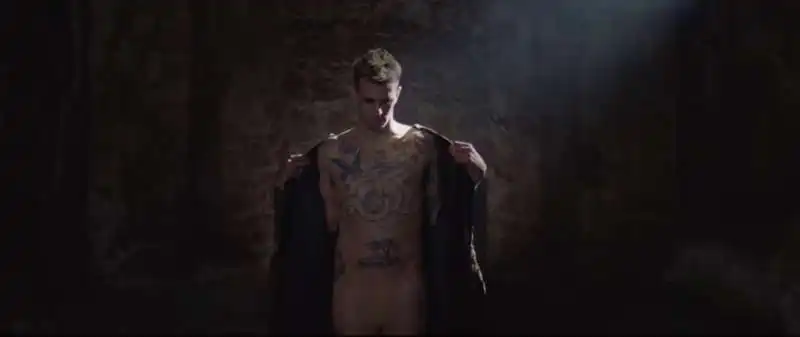 achille lauro video di me ne frego  3