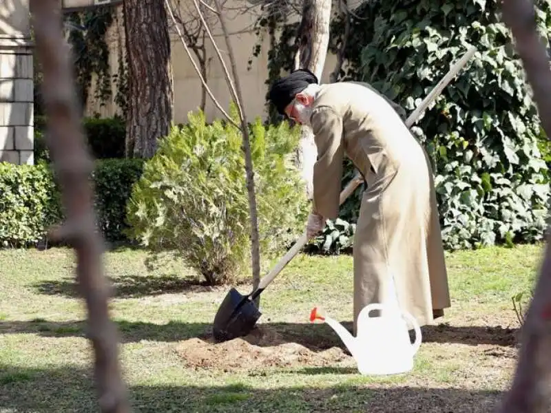 ALI KHAMENEI PIANTA UN ALBERO CON I GUANTI