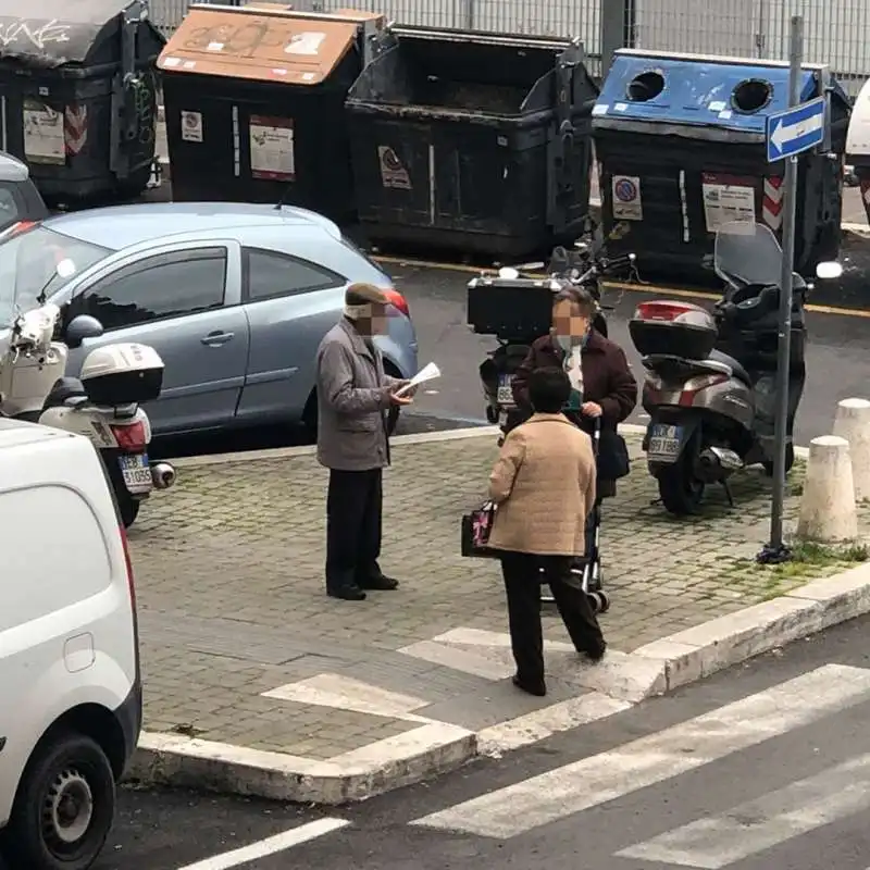 ANZIANI CHE CHIACCHIERANO A ROMA FOTO DI VALERIO RAMIERI 