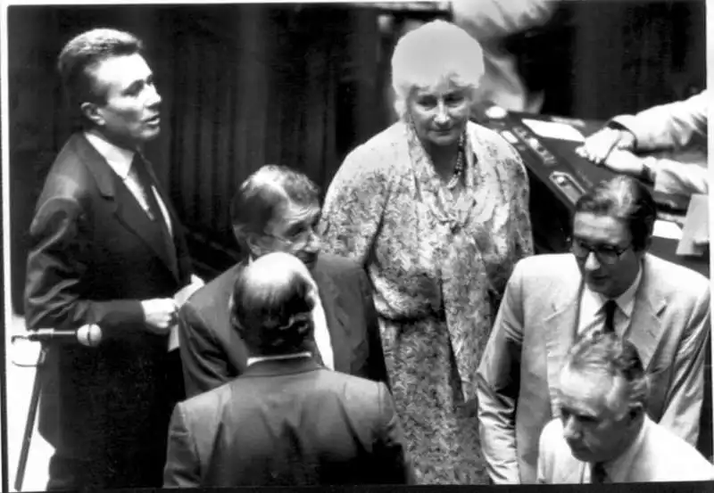 Arbasino e Suni Agnelli in parlamento d