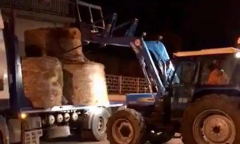 balle di fieno per bloccare le strade a monteleone di puglia 4