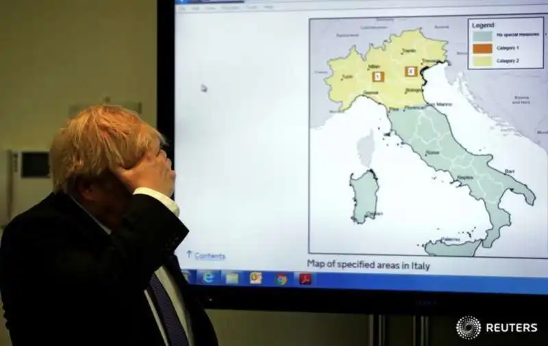 BORIS JOHNSON DISPERATO GUARDA UNA MAPPA DELLA DIFFUSIONE DEL CORONAVIRUS IN ITALIA