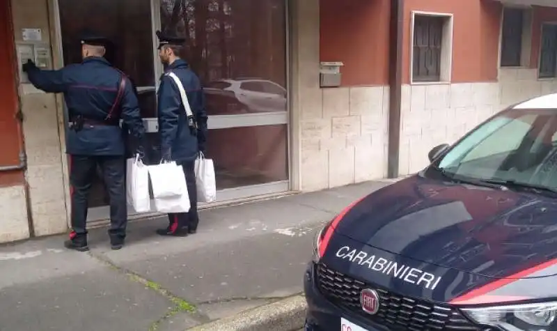 carabinieri fanno la spesa per gli anziani