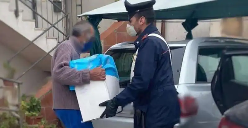 carabinieri fanno la spesa per un uomo solo