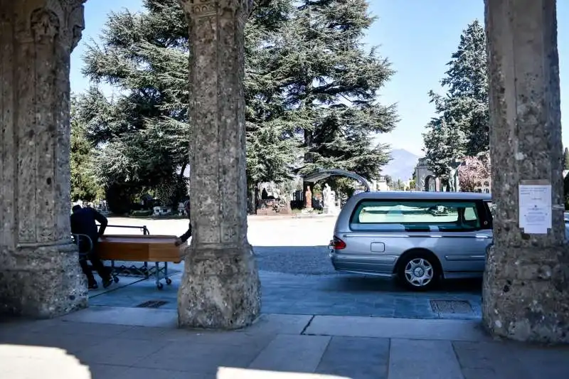 coronavirus, a bergamo l'arrivo dei carri funebri al cimitero e' non stop 3