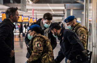 coronavirus controlli alla stazione termini 10