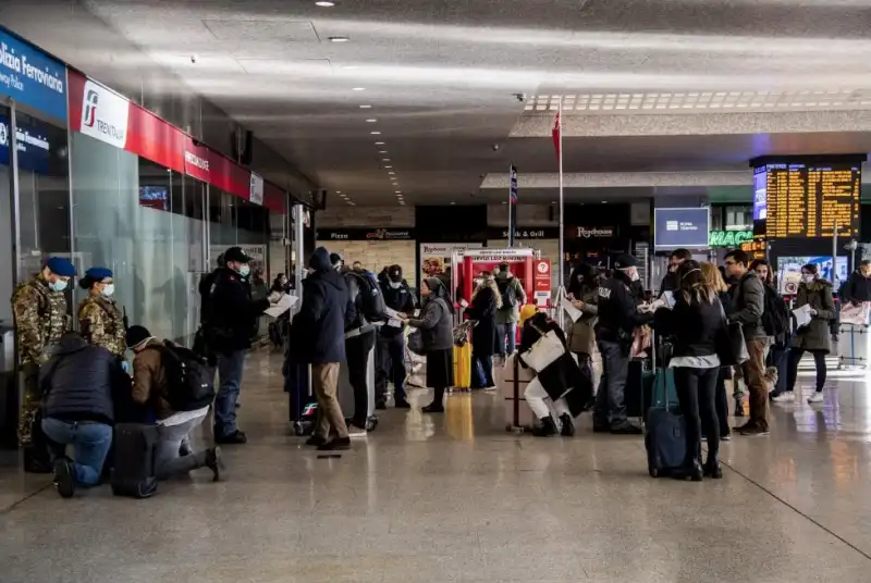 coronavirus   controlli alla stazione termini 3