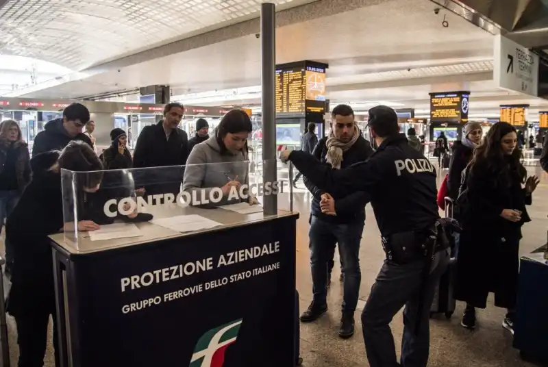 coronavirus   controlli alla stazione termini 8