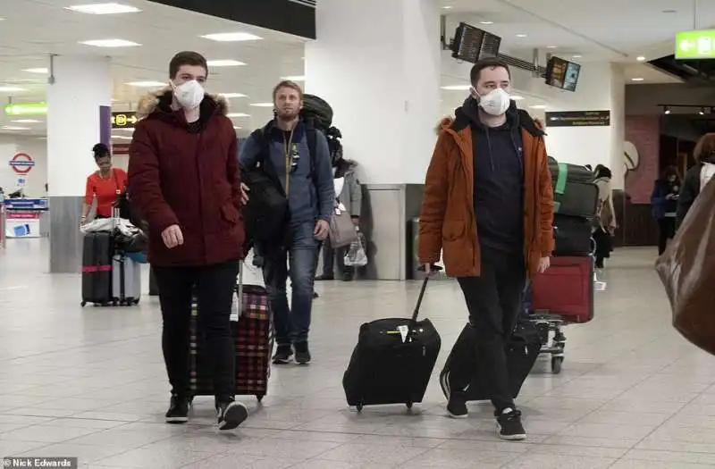 coronavirus, passeggeri negli aeroporti inglesi 1