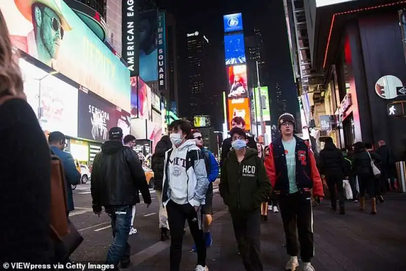 coronavirus   times square a new york