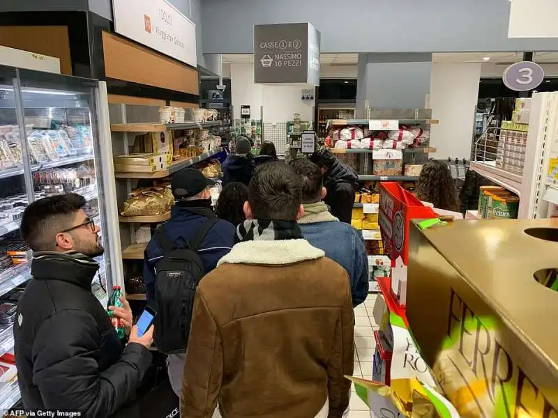 emergenza coronavirus   coda al supermercato