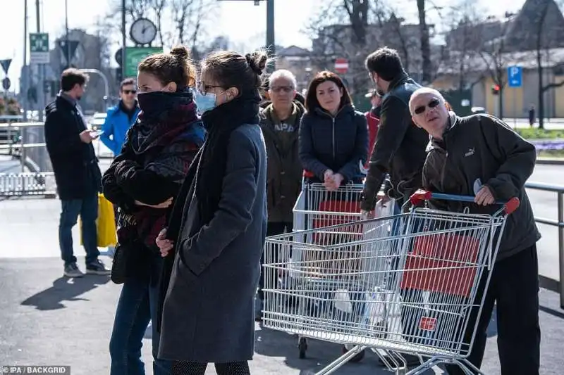 emergenza coronavirus   code al supermercato