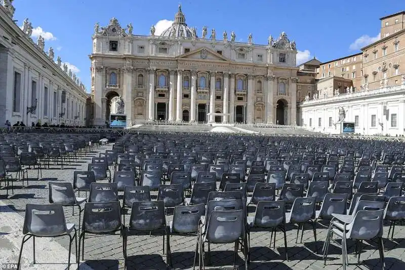 emergenza coronavirus   sedie vuote a san pietro durante l angelus