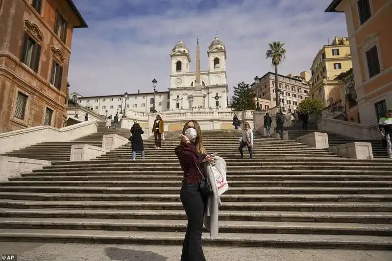 emergenza coronavirus   turista a piazza di spagna a roma