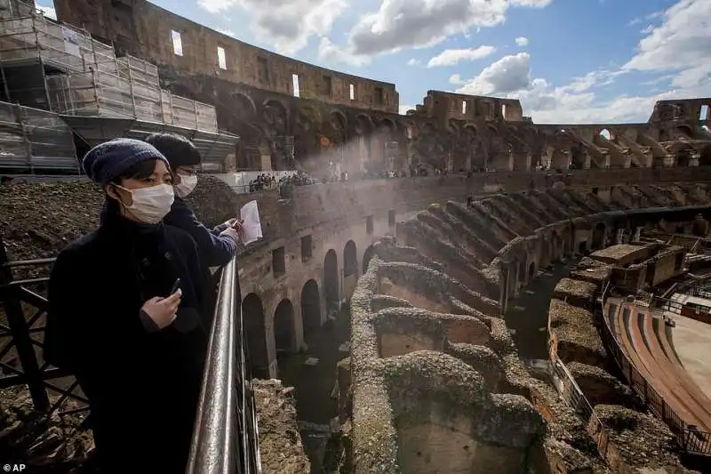 emergenza coronavirus   turisti al colosseo