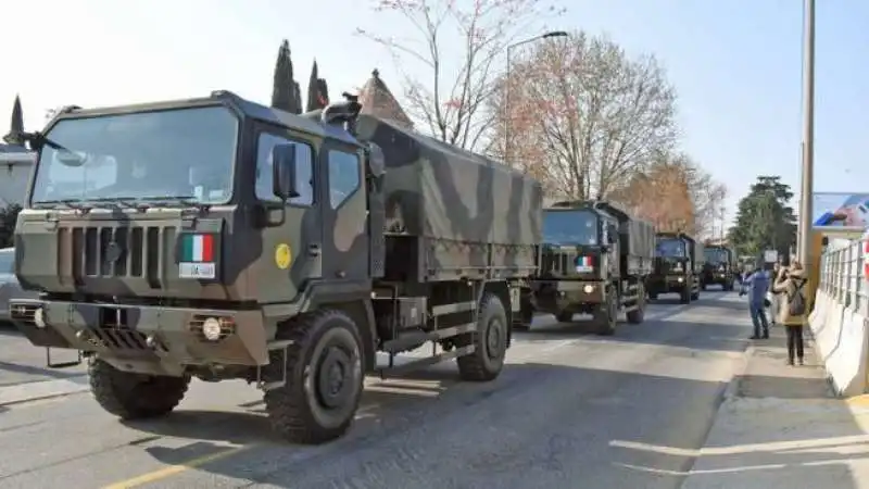 esercito a bergamo per portare via le bare 3