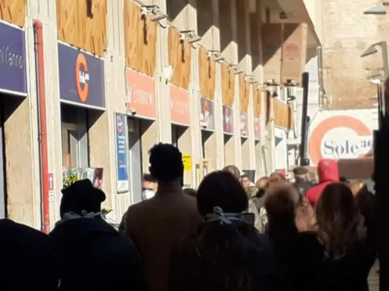 fila al supermercato a napoli