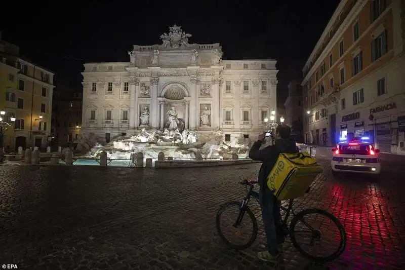 fontana di trevi deserta