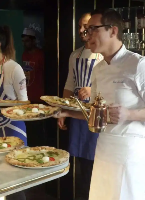 gino sorbillo serve la pizza a di maio e masset