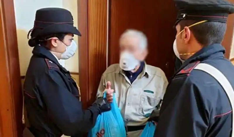 i carabinieri portano la spesa a un anziano