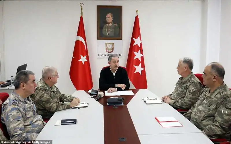 il ministro della difesa turco hulusi akar con i vertici militari