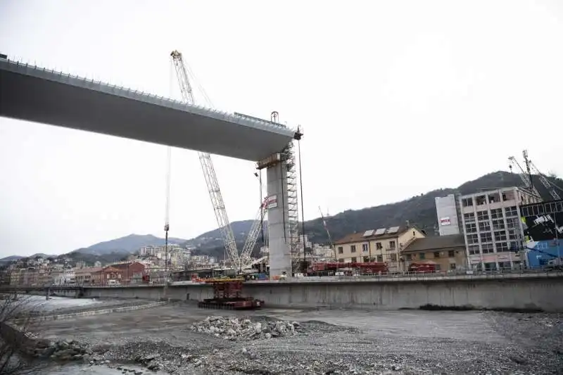 il nuovo ponte di genova supera il polcevera   sollevata la campata centrale 14