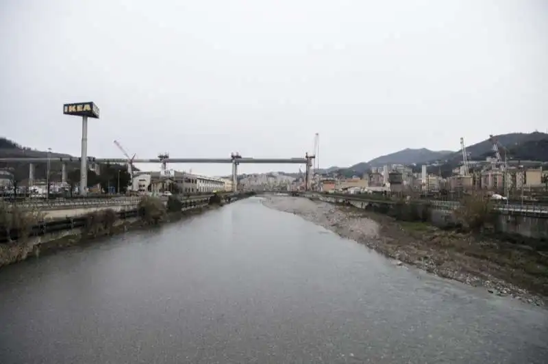 il nuovo ponte di genova supera il polcevera   sollevata la campata centrale 16