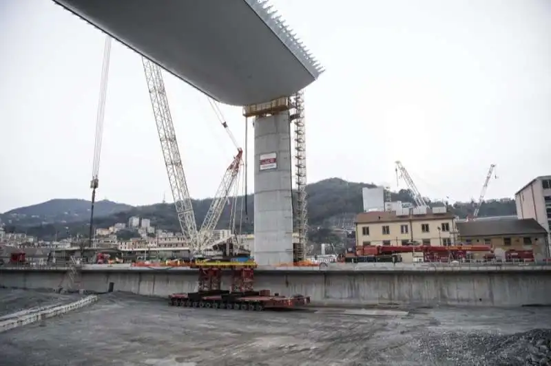 il nuovo ponte di genova supera il polcevera   sollevata la campata centrale 18