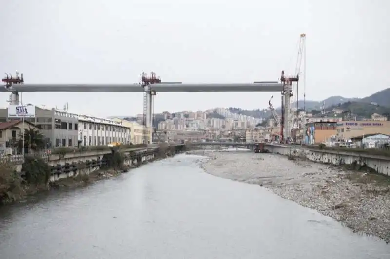 il nuovo ponte di genova supera il polcevera   sollevata la campata centrale 20