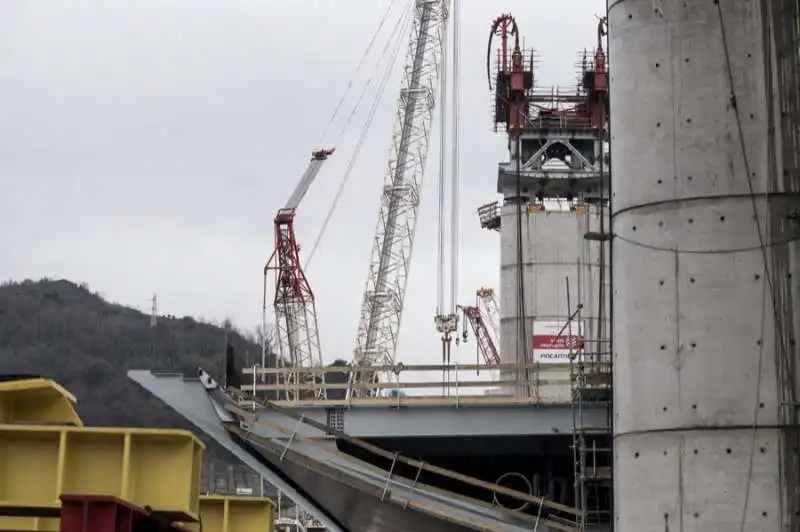 il nuovo ponte di genova supera il polcevera   sollevata la campata centrale 23