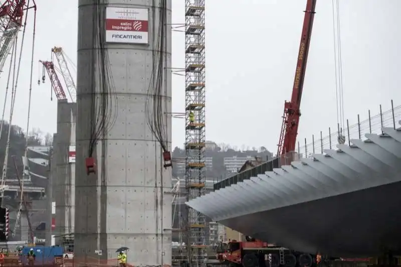 il nuovo ponte di genova supera il polcevera   sollevata la campata centrale 27