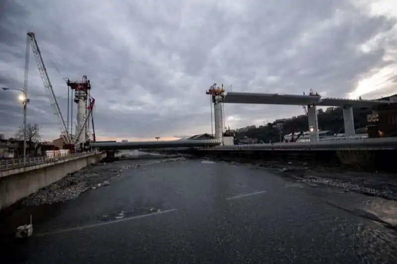 il nuovo ponte di genova supera il polcevera   sollevata la campata centrale 28