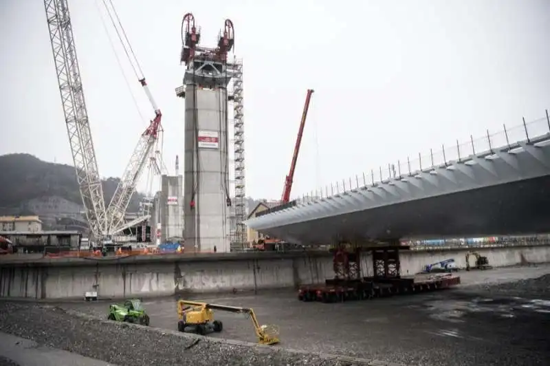 il nuovo ponte di genova supera il polcevera   sollevata la campata centrale 30