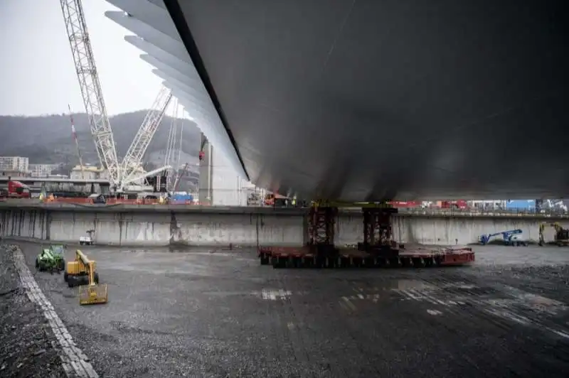 il nuovo ponte di genova supera il polcevera   sollevata la campata centrale 35