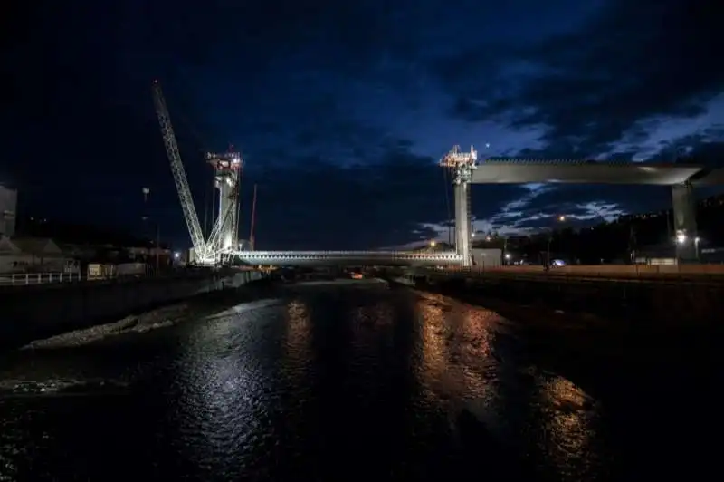 il nuovo ponte di genova supera il polcevera   sollevata la campata centrale 37